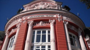 Глупаци се надлъгват на варненска сцена