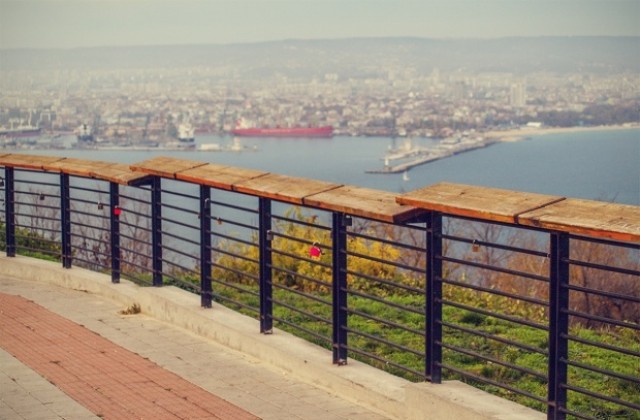 Слагат далекогледи на панорамната площадка в “Галата”