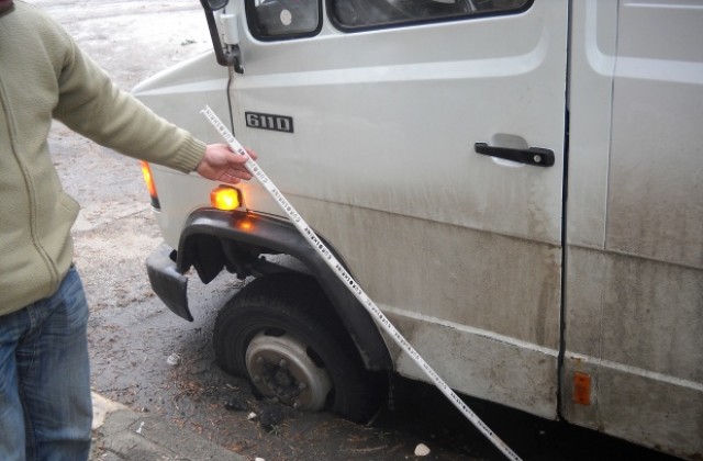 Камион пропадна в дупка