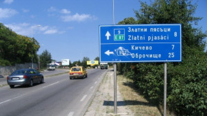 Туристи се жалват от ниски табели удряли си главите по