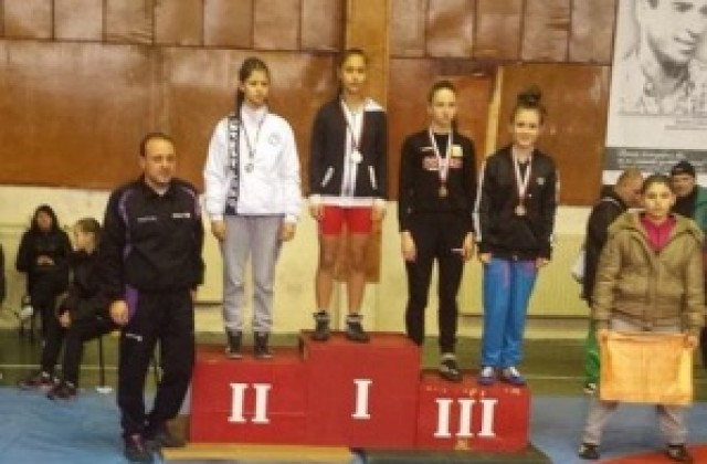 Лора Петрова от В. Търново и Кристина Кирилова от Елена триумфираха на шампионата в Сливен