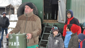 Три армейски кухни вече приготвят храна за бежанците