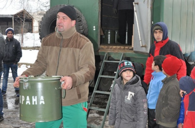 Три армейски кухни вече приготвят храна за бежанците