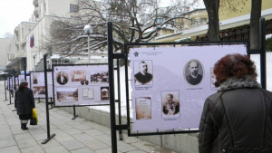 Вандали поругаха изложбата за Стефан Стамболов