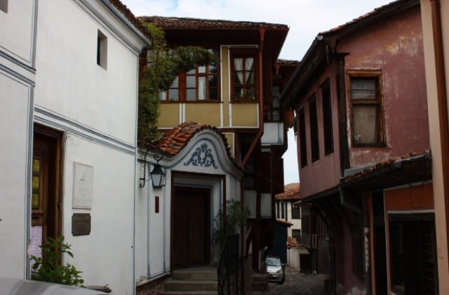 Слагат двуезични табели в Стария град
