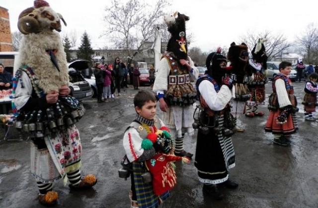 Кукерите  на село Калчево откриха кукерските игри в община „Тунджа”