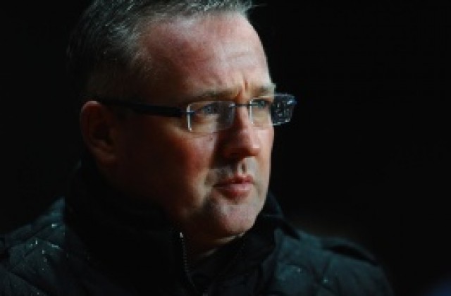 Астън Вила удължава договора на Пол Ламбърт