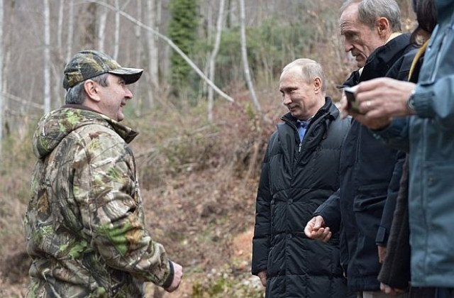 Путин влезе в клетка на леопарди