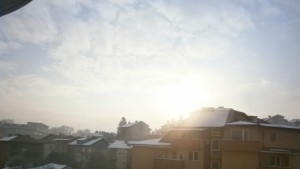 Слънчево днес утре са възможни валежи