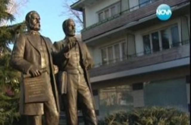 Обвиниха в хулиганство военните, поругали паметник в Карлово