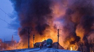 32 вагона цистерни превозващи газ дерайлираха и се запалиха в
