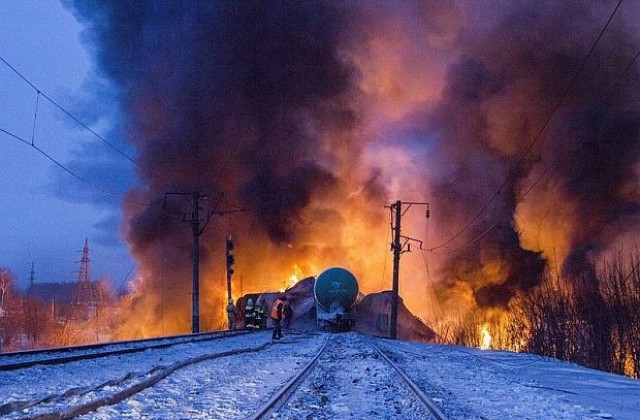 32 вагона цистерни, превозващи газ, дерайлираха и се запалиха в Русия