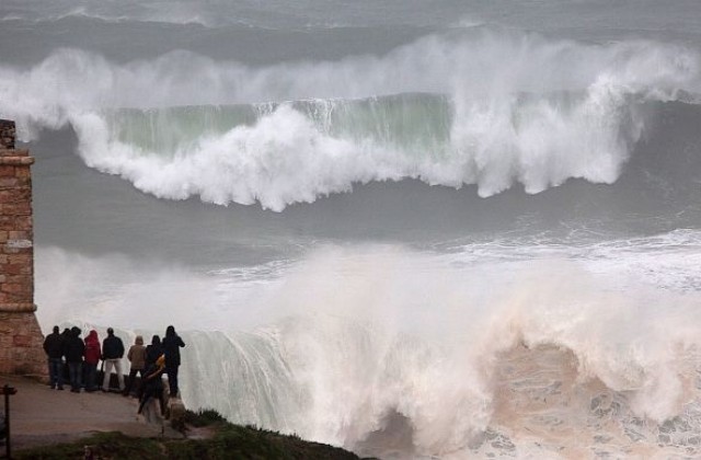 Десетметрови вълни нанесоха материални щети в Испания