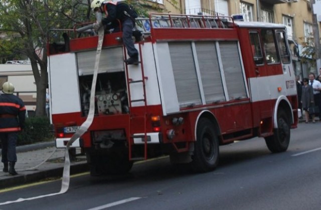 Мъж пострада при голям пожар в къща в квартал Симеоново