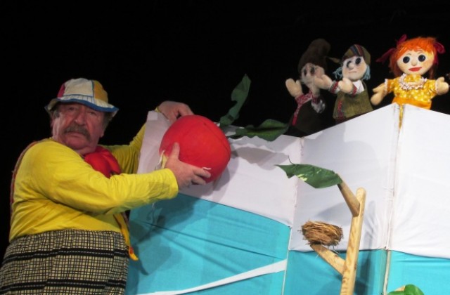 Дядо и ряпа на сцената на ВЕСЕЛ