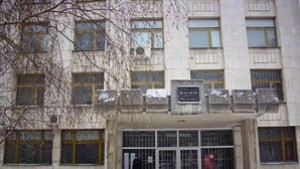 Счупиха прозорците на лека кола