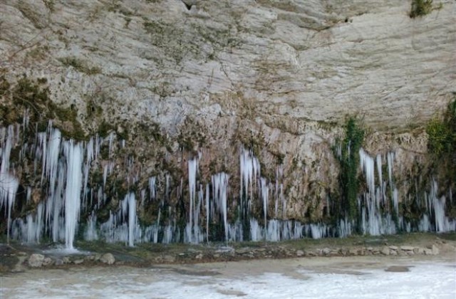 Голямата ледена пещера в Мадара привлича туриcти и през зимата