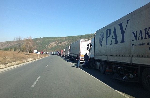 Превозвачи заплашват да блокират границата с Турция