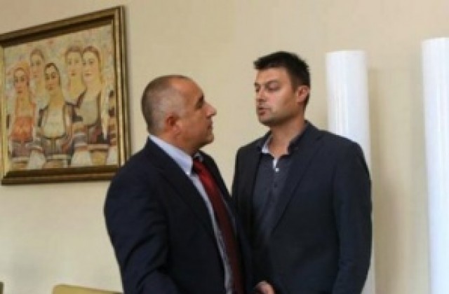 Хора на Бареков посрещат Борисов в Казанлък