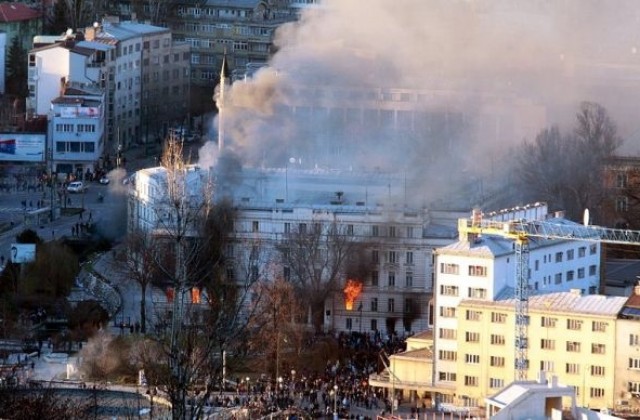 Протестиращи запалиха президентството в Сараево