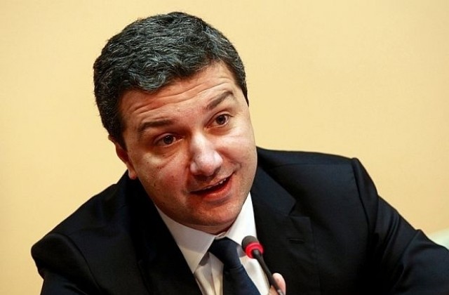 Министър Драгомир Стойнев идва в Захарни заводи