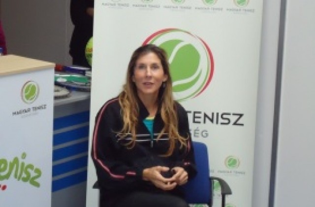 СНИМКИ: Три часа Моника Селеш игра с деца