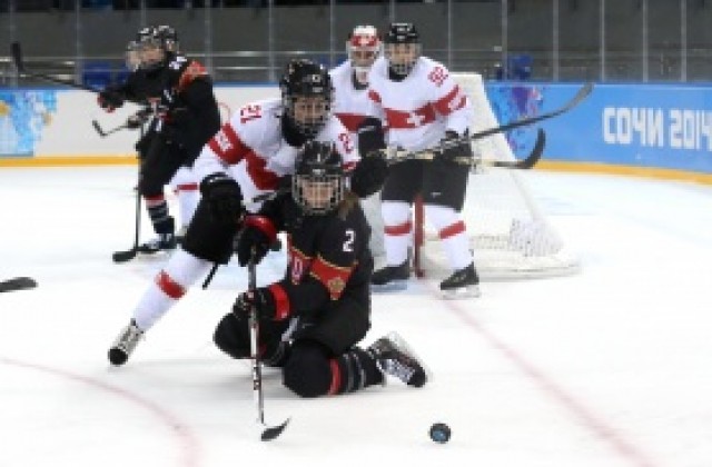 Канадките започнаха защита на хокейната титла с гръмка победа