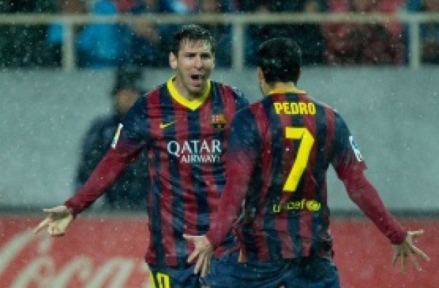 Барса отнесе Севиля в пороя, пак е лидер