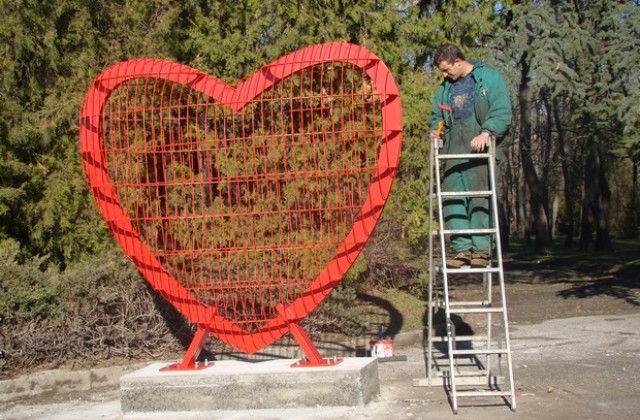 Монтираха 3-метровото метално сърце в Димитровград