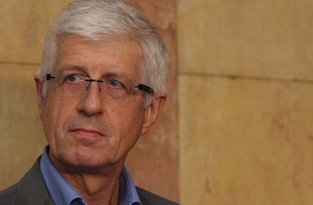 Овчаров: В енергетиката се кърпят дупки, случайни фигури управляват сектора