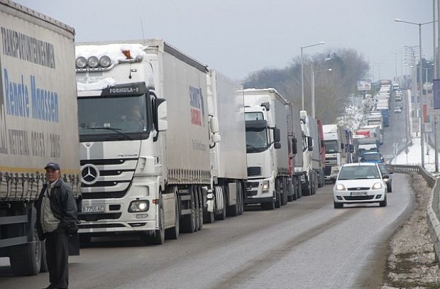 Продължава блокадата на българо-турската граница, шофьор получи инсулт на  ГКПП-Лесово