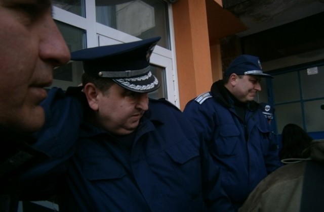 Протестиращи и полиция посрещнаха Алиев пред централата на парк Българка