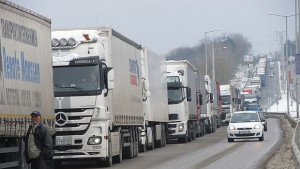 Протестиращи хвърляли камъни по тировете на границата