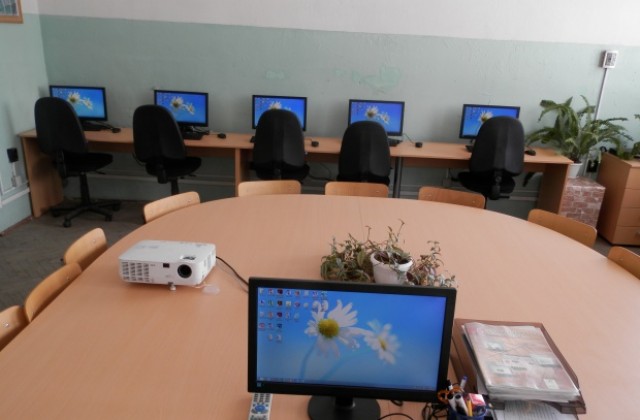 Обновиха два компютърни кабинета в еленското училище