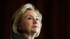 Предпазливите стъпки на вечната кандидатка Хилари Клинтън