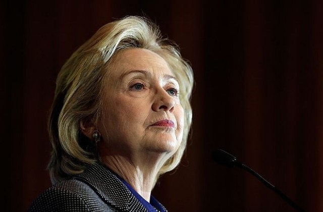 Предпазливите стъпки на вечната кандидатка Хилари Клинтън