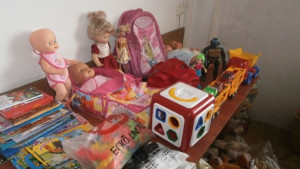 2200 играчки книги и учебници са дарени чрез Отпадък с