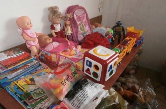 2200 играчки, книги и учебници са дарени чрез „Отпадък с късмет не отива за смет“