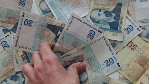 Средната брутна заплата стигна 828 лева в края на 2013а