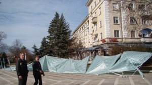Вятърът събори част от димитровградския базар за мартеници