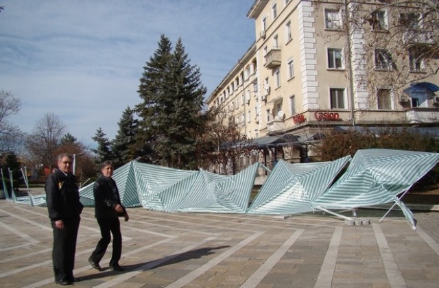 Вятърът събори част от димитровградския базар за мартеници