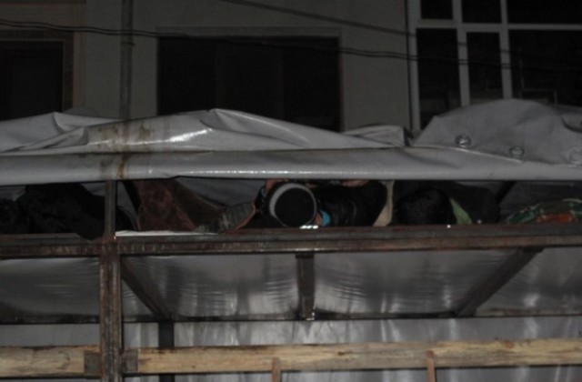 Задържаха 8 сирийци, укрити в товарен автомобил