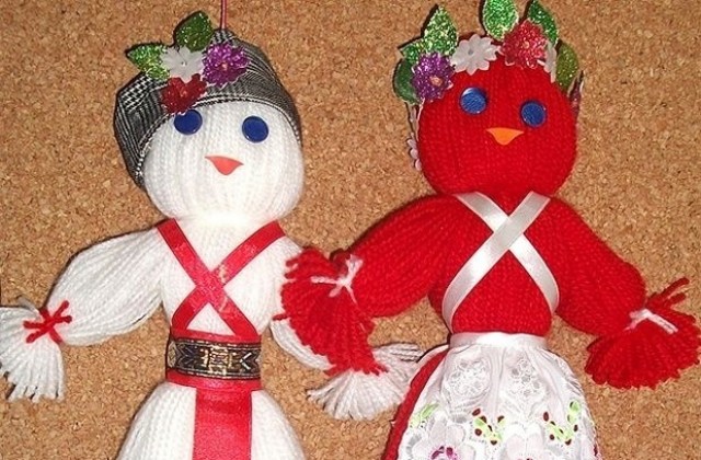 Деца правят мартеници в художествената галерия Христо Цокев