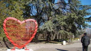 Откриват 3метровото червено сърце в Димитровград