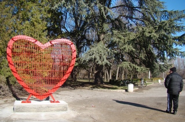 Откриват 3-метровото червено сърце в Димитровград