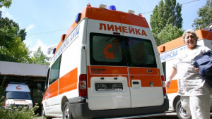 Двама пострадаха след удар в дърво