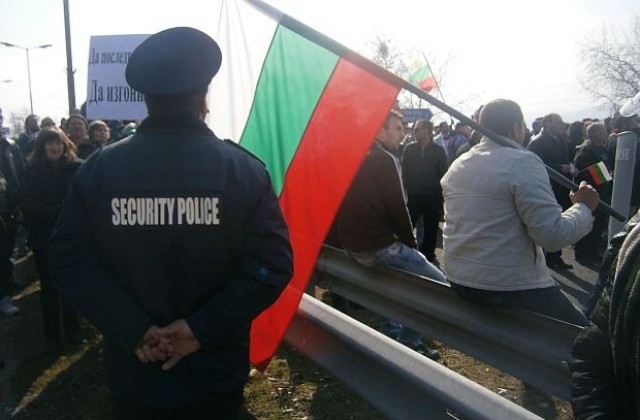 Служители на Пиринска мура блокираха пътя за Банско