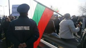 Работници с неизплатени заплати блокираха пътя за Банско