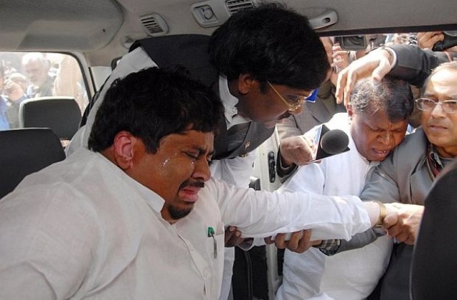 Индийски депутат разплака колегите си с лютив спрей