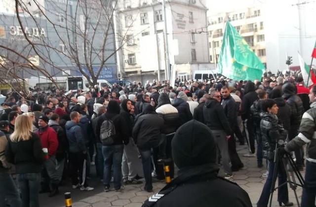 Четат декларация за геноцида над българите пред Съдебната палата